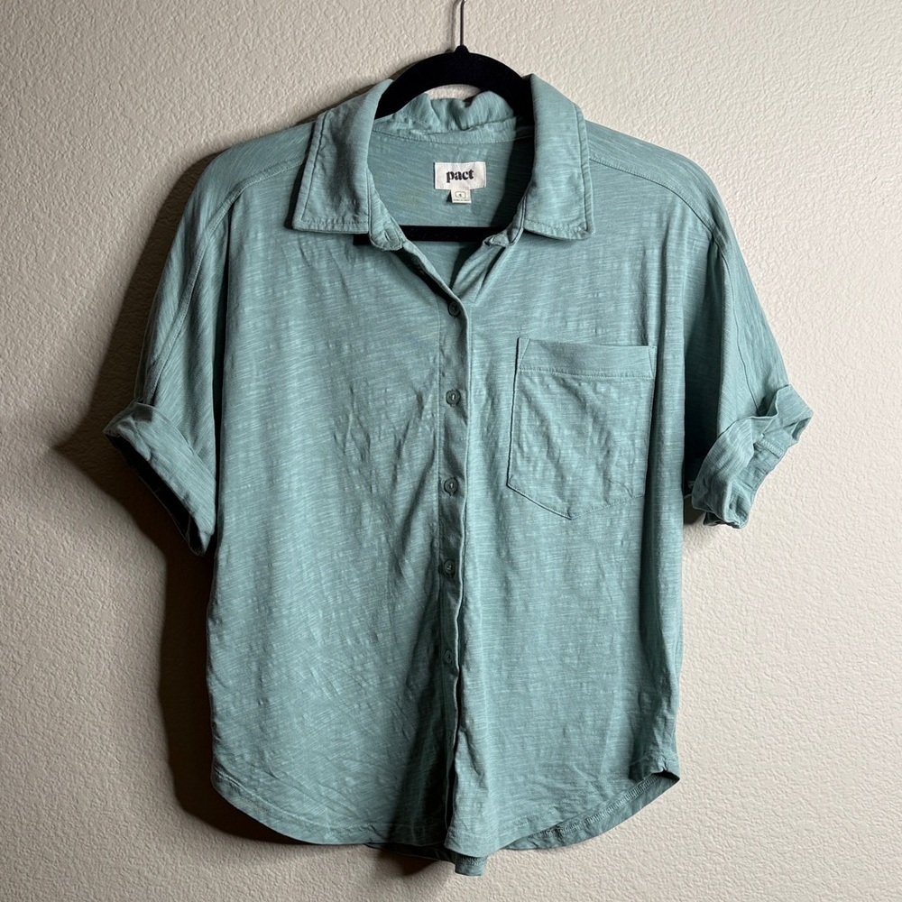 Pact short sleeve button down blouse women’s small green EUC